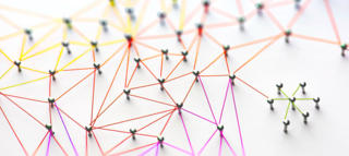 Product Experience Management - Pins mit Fäden